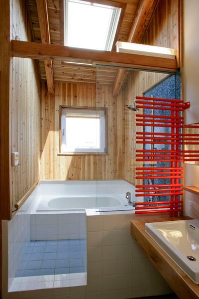 開放感あふれる浴室、湿気対策も良好！。タオル掛け兼用HRヒーター。