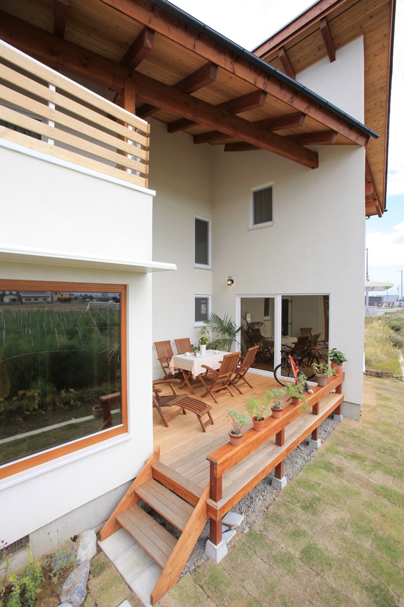 川中島の家【屋外にもう一部屋、屋根付きのウッドデッキ】